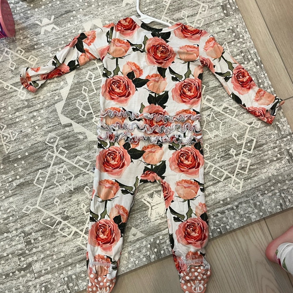 Bums and Roses Ruffle footie - Picture 2 of 4